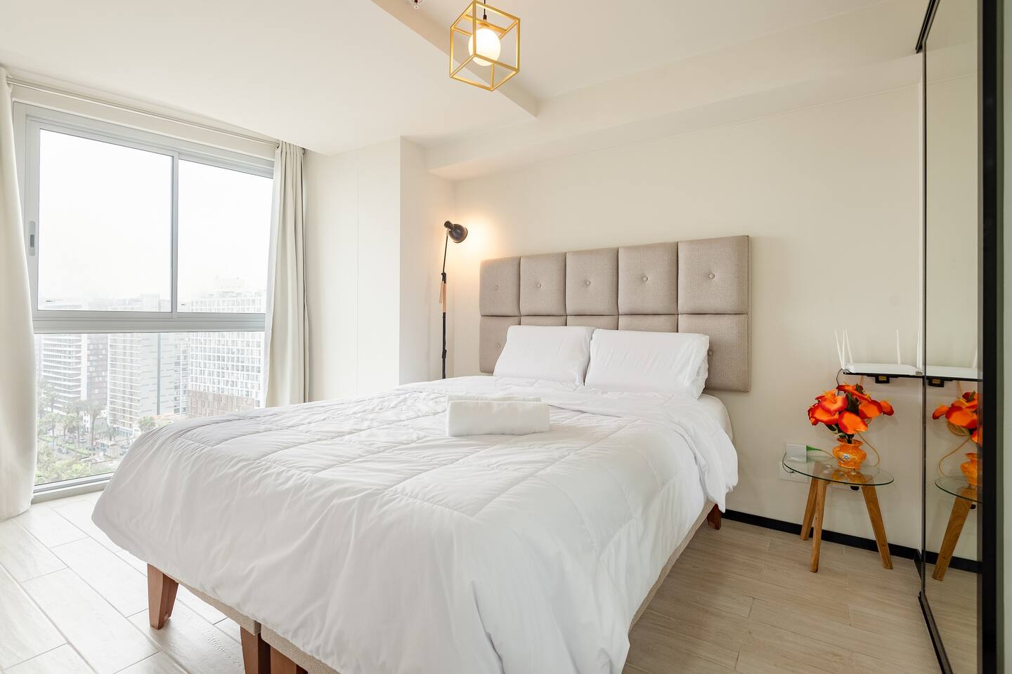 Minimalist 1BR — balcón y vista